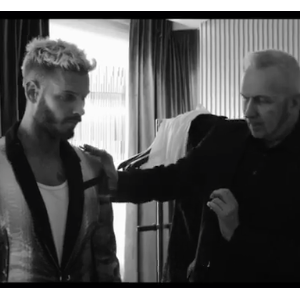 M. Pokora présente ses MP's, les danseuses de son album de reprises du répertoire de Claude François. Ici avec Jean Paul Gaultier.