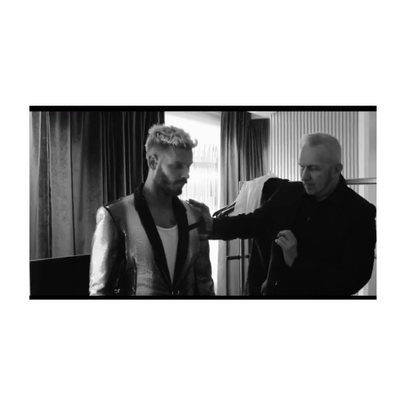 M. Pokora présente ses MP's, les danseuses de son album de reprises du répertoire de Claude François. Ici avec Jean Paul Gaultier.