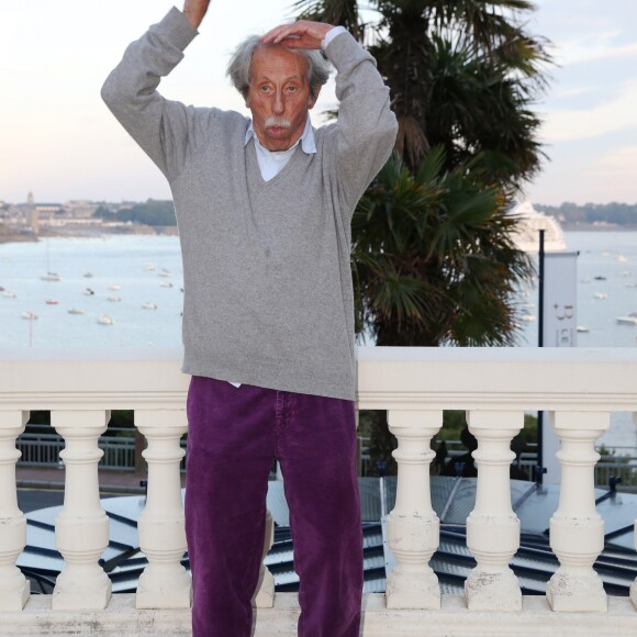 Jean Rochefort, président du jury de la manifestation, fait le pitre lors d'une séance photo au Festival du Film Britannique de Dinard, le 2 octobre 2015.