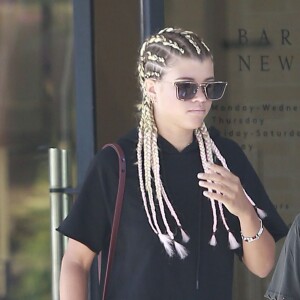 Sofia Richie avec une coiffure tressée fait du shopping à Barneys New York à Beverly Hills, le 4 aout 2016