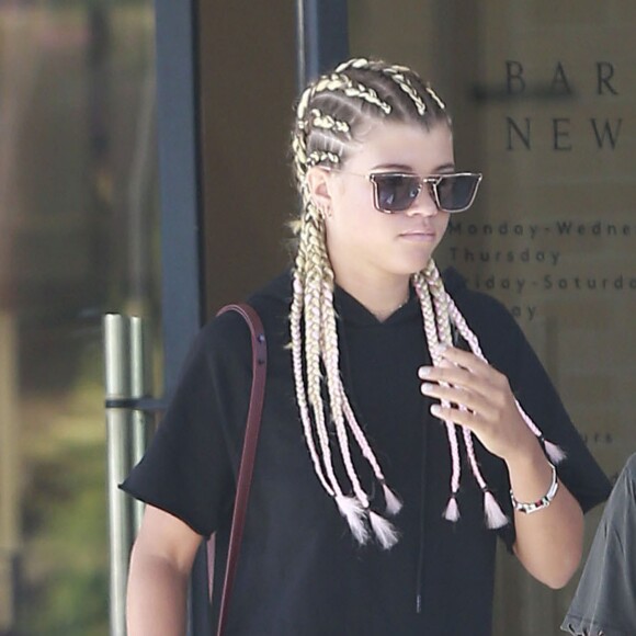 Sofia Richie avec une coiffure tressée fait du shopping à Barneys New York à Beverly Hills, le 4 aout 2016