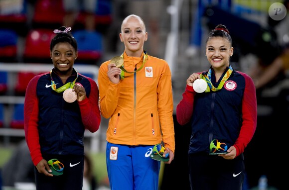 Simone Biles, Sanne Wevers, Lauren Hernandez - Remise des médailles après la finale femmes de gymnastique artistique durant les Jeux Olympiques (JO) 2016 de Rio de Janeiro. Le 15 août 2016
