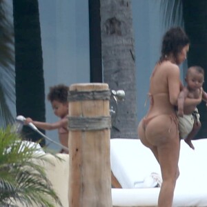 Kim Kardashian s'amuse avec ses enfants North et Saint West lors de vacances à Puerto Vallarta au Mexique, le 18 août 2016.