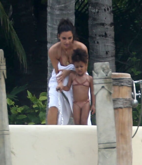 Kim Kardashian et sa fille North West lors de vacances à Puerto Vallarta au Mexique, le 18 août 2016.