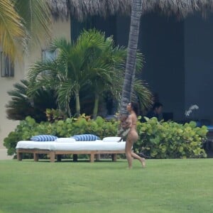 Kim Kardashian s'amuse avec ses enfants North et Saint West lors de vacances à Puerto Vallarta au Mexique, le 18 août 2016.