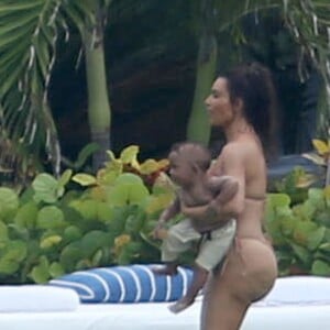 Kim Kardashian s'amuse avec ses enfants North et Saint West lors de vacances à Puerto Vallarta au Mexique, le 18 août 2016.