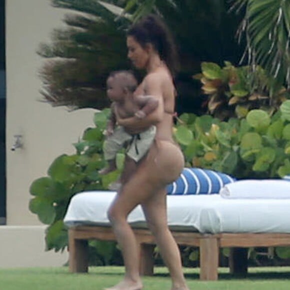 Kim Kardashian s'amuse avec ses enfants North et Saint West lors de vacances à Puerto Vallarta au Mexique, le 18 août 2016.