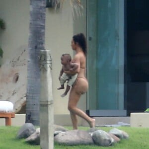 Kim Kardashian s'amuse avec ses enfants North et Saint West lors de vacances à Puerto Vallarta au Mexique, le 18 août 2016.