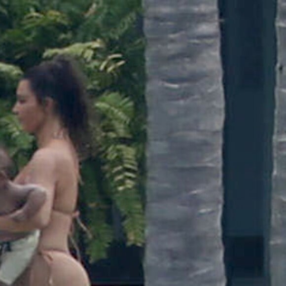 Kim Kardashian s'amuse avec ses enfants North et Saint West lors de vacances à Puerto Vallarta au Mexique, le 18 août 2016.