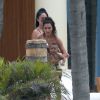 Kim Kardashian s'amuse avec ses enfants North et Saint West lors de vacances à Puerto Vallarta au Mexique, le 18 août 2016.