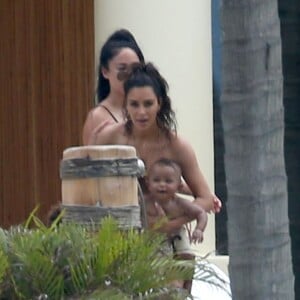 Kim Kardashian s'amuse avec ses enfants North et Saint West lors de vacances à Puerto Vallarta au Mexique, le 18 août 2016.