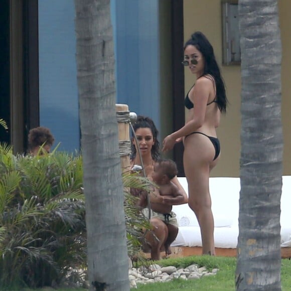 Kim Kardashian s'amuse avec ses enfants North et Saint West lors de vacances à Puerto Vallarta au Mexique, le 18 août 2016.