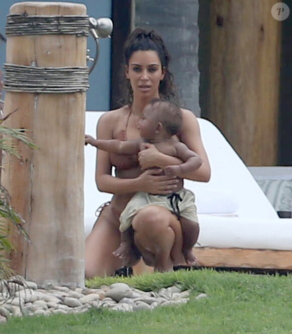Kim Kardashian s'amuse avec son fils Saint West lors de vacances à Puerto Vallarta au Mexique, le 18 août 2016.