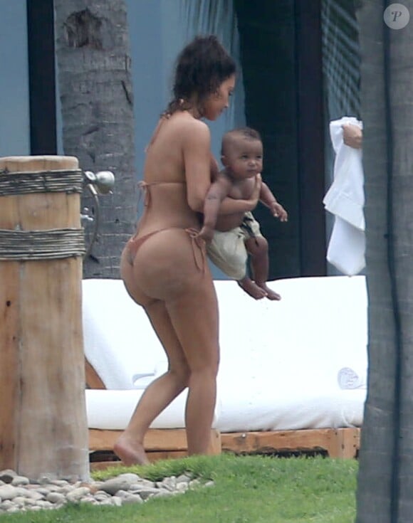 Kim Kardashian et son fils Saint West en vacances à Puerto Vallarta au Mexique, le 18 août 2016.