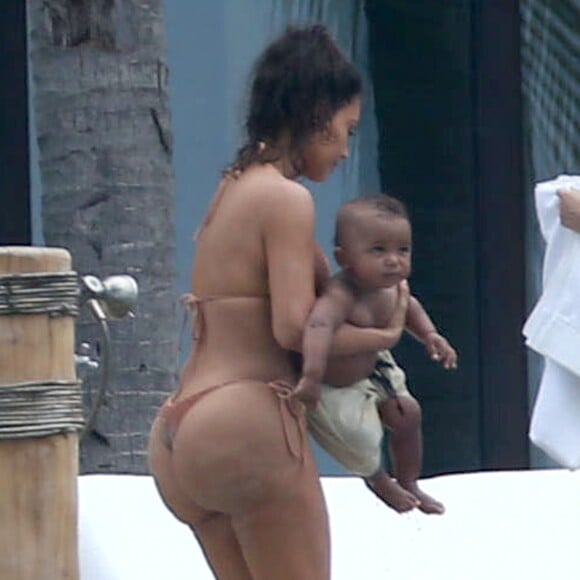 Kim Kardashian et son fils Saint West en vacances à Puerto Vallarta au Mexique, le 18 août 2016.