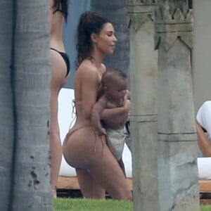 Kim Kardashian s'amuse avec ses enfants North et Saint West lors de vacances à Puerto Vallarta au Mexique, le 18 août 2016.