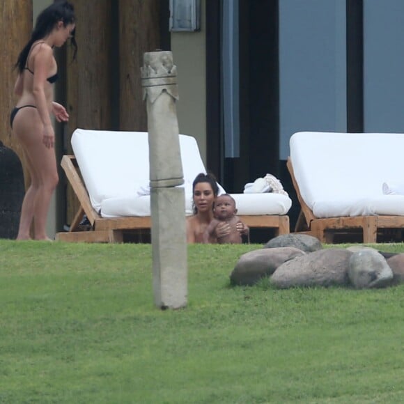 Kim Kardashian s'amuse avec ses enfants North et Saint West lors de vacances à Puerto Vallarta au Mexique, le 18 août 2016.