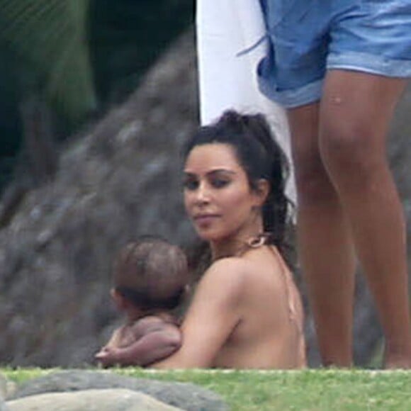 Kim Kardashian s'amuse avec ses enfants North et Saint West lors de vacances à Puerto Vallarta au Mexique, le 18 août 2016.