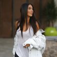 Kim Kardashian vêtue d'une chemise blanche et d'un short noir aux studios de Westlake le 12 aout 2016