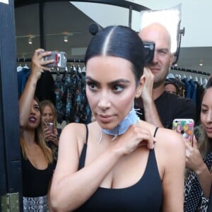 Kim Kardashian fait du shopping chez Revolve Clothing Store à West Hollywood. Kim porte un collier en jean bleu! Le 10 août 2016