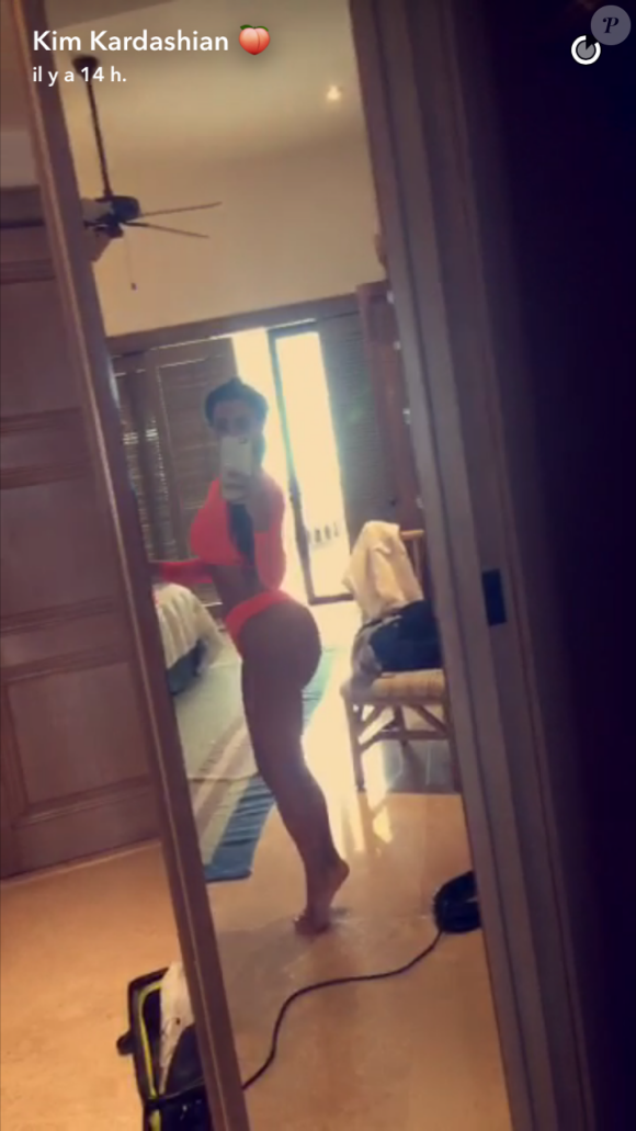 Kim Kardashian dévoilant fièrement ses courbes lors de ses vacances au Mexique, jeudi 18 août 2016