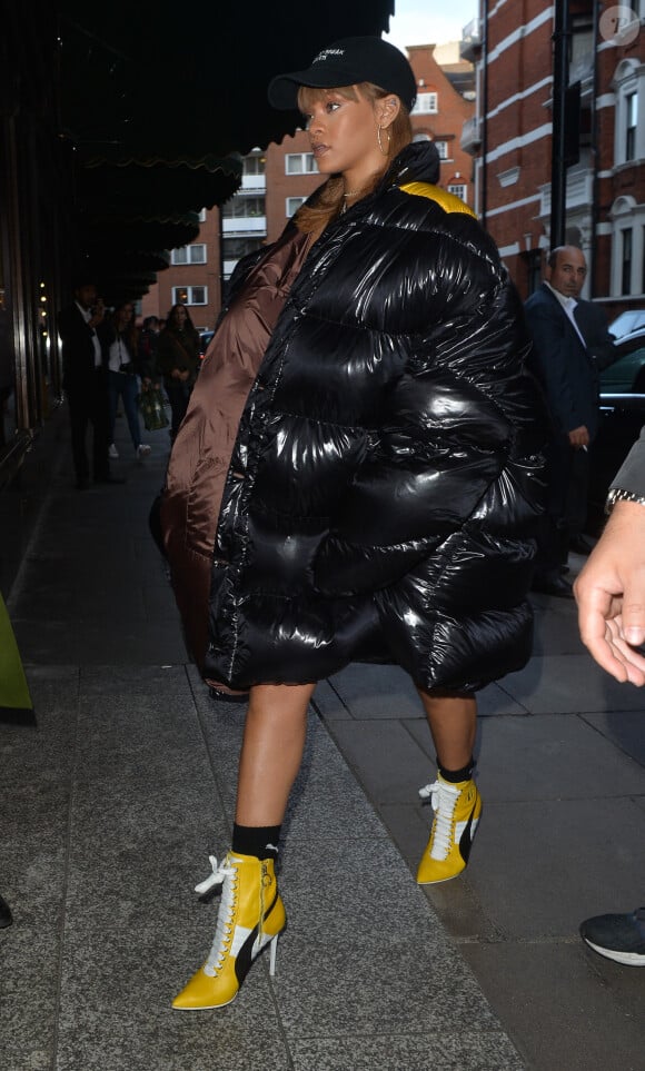 Rihanna se rend au et quitte le centre commercial Harrods à Londres, le 19 août 2016. © CPA / Bestimage