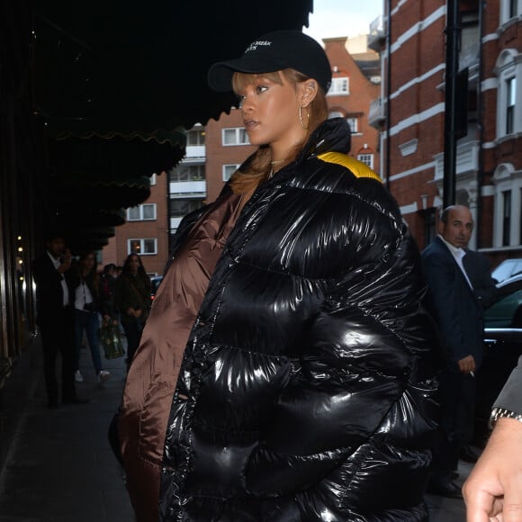 Rihanna se rend au et quitte le centre commercial Harrods à Londres, le 19 août 2016. © CPA / Bestimage