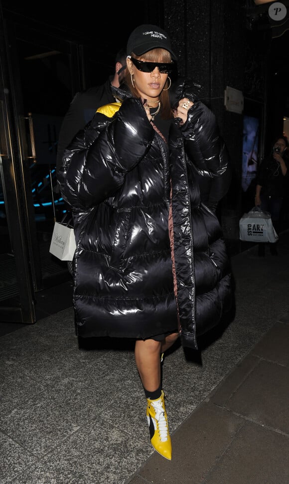 Rihanna se rend au et quitte le centre commercial Harrods à Londres, le 19 août 2016. © CPA / Bestimage