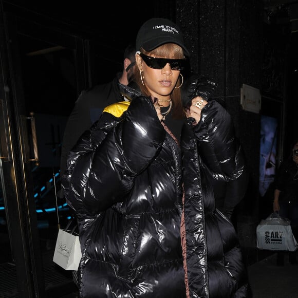 Rihanna se rend au et quitte le centre commercial Harrods à Londres, le 19 août 2016. © CPA / Bestimage
