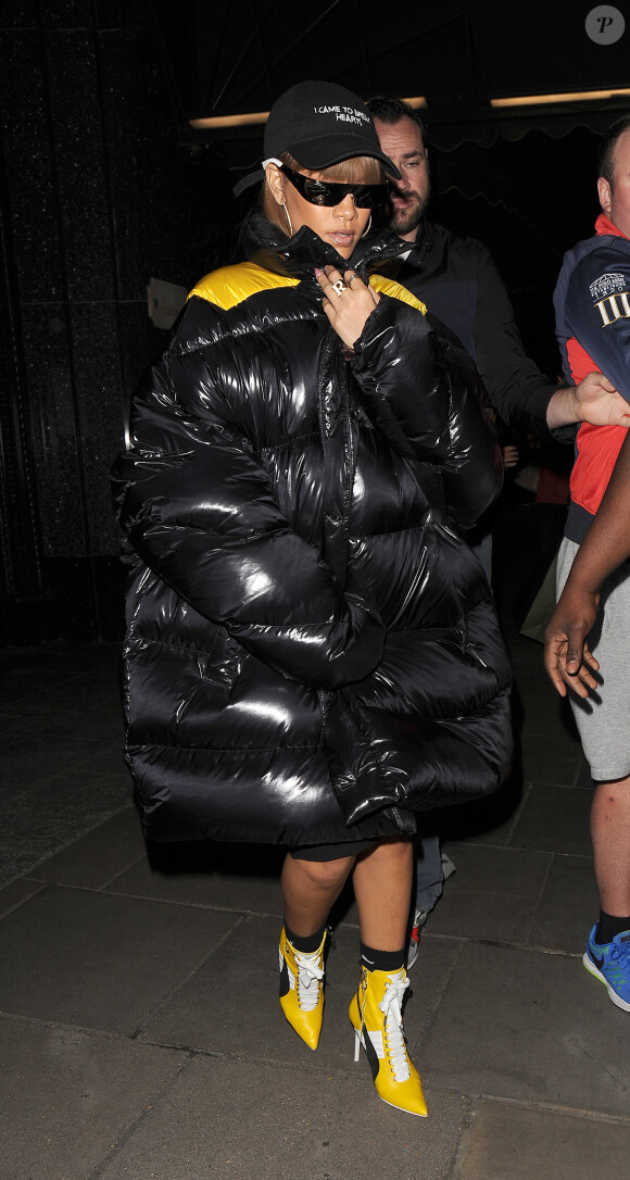 Rihanna se rend au et quitte le centre commercial Harrods à Londres, le 19 août 2016. © CPA / Bestimage
