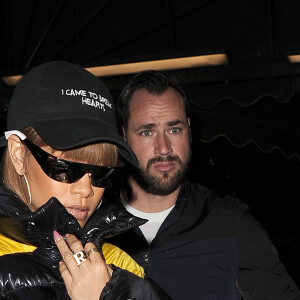 Rihanna se rend au et quitte le centre commercial Harrods à Londres, le 19 août 2016. © CPA / Bestimage