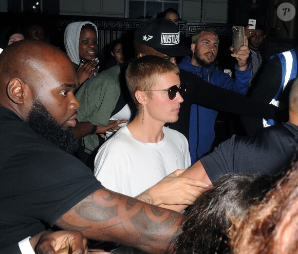 Justin Bieber quitte le Tape Nightclub à Londres le 20 août 2016.