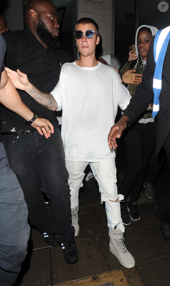 Justin Bieber quitte le Tape Nightclub à Londres le 20 août 2016.