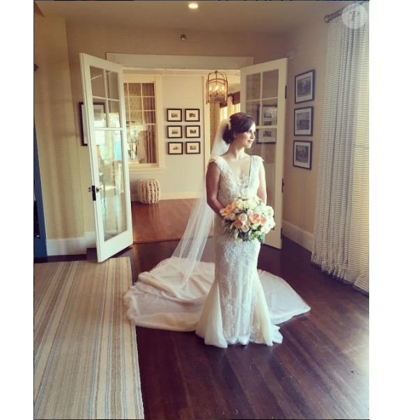 Sasha Cohen le jour de son mariage. La patineuse a épousé son compagnon Tom May le 20 août 2016 à Cape Cod, dans le Massachusetts. Photo Instagram.
