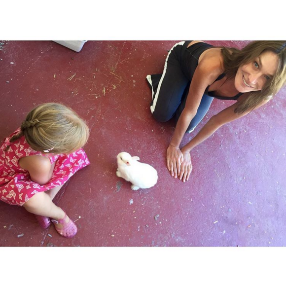Carla Bruni et sa fille, Giulia Sarkozy, nous présentent leur lapin Kalina - Sur Instagram, août 2016.