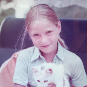 Carla Bruni à l'âge de 8 ans avec son chat - Photo postée sur Instagram en août 2016.