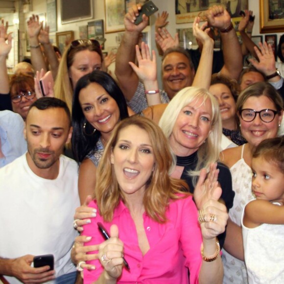 Céline Dion pose au restaurant Schwartz's, à Montréal, le 23 août 2016.