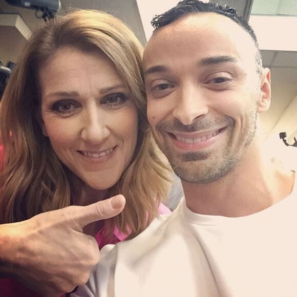 Céline Dion pose avec David Lesage, un client du restaurant  Schwartz's, à Montréal, le 23 août 2016.