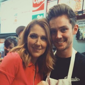 Céline Dion pose avec un employé du restaurant Schwartz's, à Montréal, le 23 août 2016.