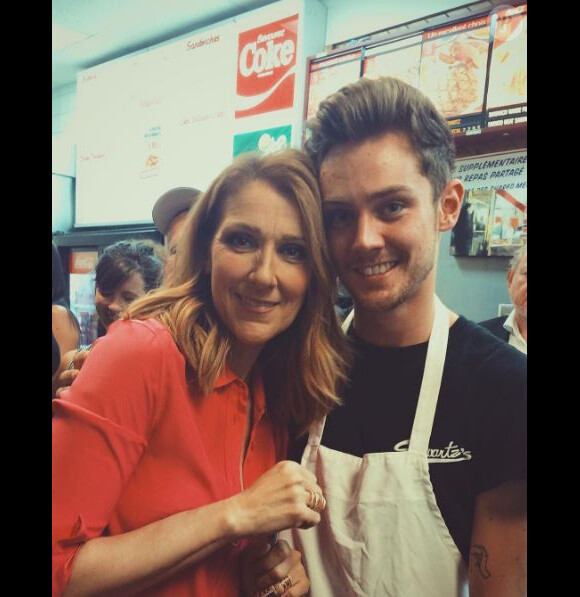 Céline Dion pose avec un employé du restaurant Schwartz's, à Montréal, le 23 août 2016.