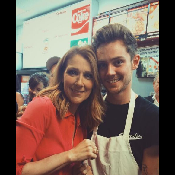 Céline Dion pose avec un employé du restaurant Schwartz's, à Montréal, le 23 août 2016.