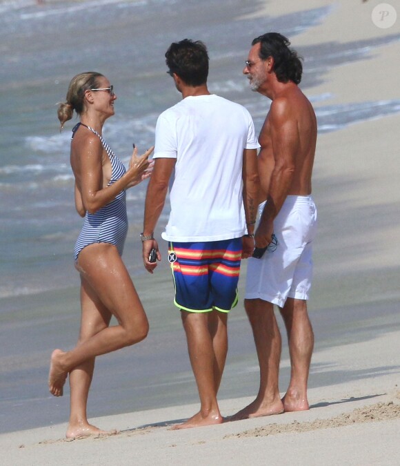 David Charvet rencontre Heidi Klum en se promenant avec un ami sur une plage des Caraïbes, le 17 août 2016
