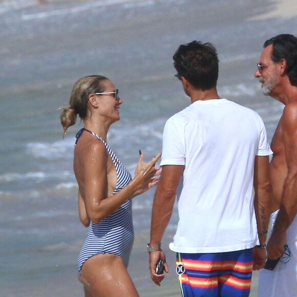 David Charvet rencontre Heidi Klum en se promenant avec un ami sur une plage des Caraïbes, le 17 août 2016