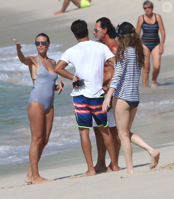 David Charvet rencontre Heidi Klum en se promenant avec un ami sur une plage des Caraïbes, le 17 août 2016