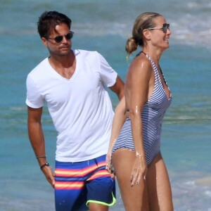 David Charvet rencontre Heidi Klum en se promenant avec un ami sur une plage des Caraïbes, le 17 août 2016