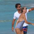 David Charvet rencontre Heidi Klum en se promenant avec un ami sur une plage des Caraïbes, le 17 août 2016