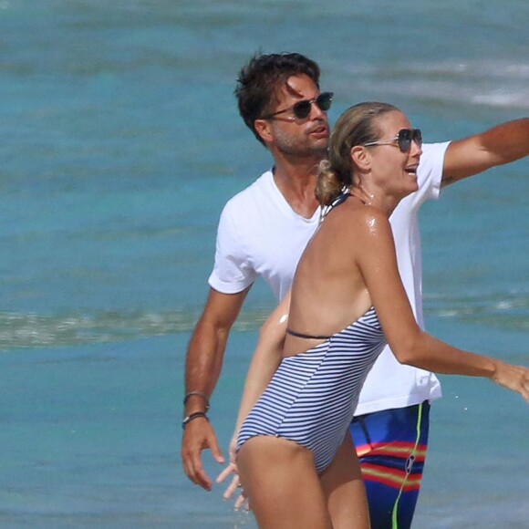 David Charvet rencontre Heidi Klum en se promenant avec un ami sur une plage des Caraïbes, le 17 août 2016