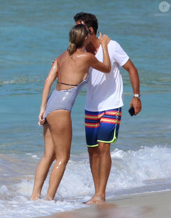 David Charvet rencontre Heidi Klum en se promenant avec un ami sur une plage des Caraïbes, le 17 août 2016