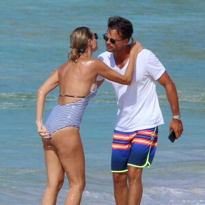 David Charvet rencontre Heidi Klum en se promenant avec un ami sur une plage des Caraïbes, le 17 août 2016