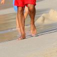 David Charvet se promenant avec un ami sur une plage des Caraïbes, le 9 août 2016